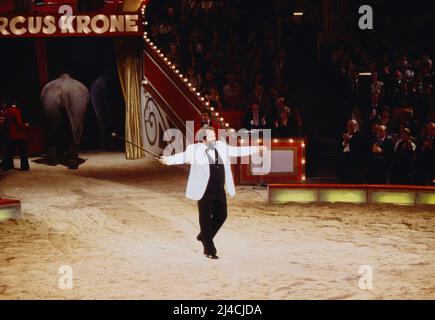 Stars in der Manege, AZ Gala, ZDF-Aufzeichnung aus dem Circus Krone in München, Deutschland, 1978, im Bild: Bud Spencer, italienischer Filmschauspieler, in der Manege beim Applaus. Stars in der Manege, Gala, TV recording from Circus Krone in Munich, Germany, 1978, pictured:  Italian film star Bud Spencer in the ring during applause. Stock Photo