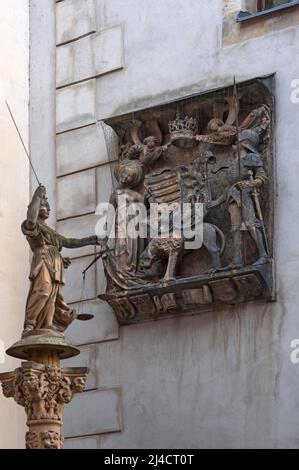 Coat of arms plaque of the Hungarian King Matthias Corvinius from 1488 and sculpture of Justitia on the stairs of the town hall 1537, Goerlitz, Upper Stock Photo