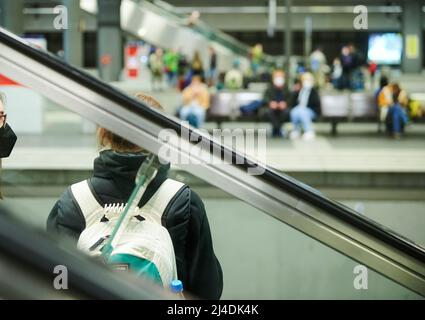 Berlin, Germany. 14th Apr, 2022. People on an escalator at Berlin Central Station. Shortly before the Easter holidays, many trains are fully booked. Credit: Annette Riedl/dpa/Alamy Live News Stock Photo