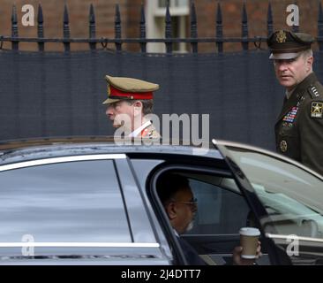 US General James C McConville (Chief of Staff of the US Army) and General Sir Mark Carleton-Smith (Chief of the General Staff of the British Army) lea Stock Photo