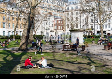 Shop and office workers taking an alfresco break for lunch as warmer weather arrives in the UK, Cavendish Square, London, UK Stock Photo