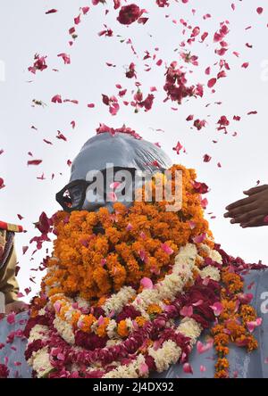 Bikaner, Rajasthan, India. 14th Apr, 2022. Paying floral tribute occasion of his 131st birth anniversary Bhimrao Ambedkar at Bhimrao Ambedkar circle Bikaner. (Credit Image: © Dinesh Gupta/Pacific Press via ZUMA Press Wire) Stock Photo