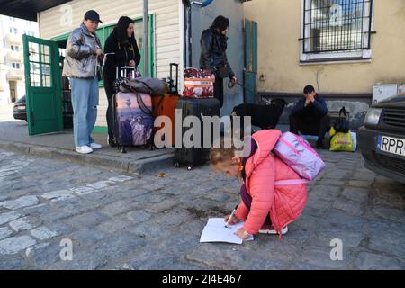 Przemysl, Poland. 13th Apr, 2022. Little girl ''” Ukrainian Refugees at PrzemysÅ‚ Train station (Credit Image: © Amy Katz/ZUMA Press Wire) Stock Photo