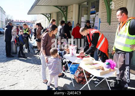 Przemysl, Poland. 13th Apr, 2022. Ukrainian Refugees at PrzemysÅ‚ Train station (Credit Image: © Amy Katz/ZUMA Press Wire) Stock Photo