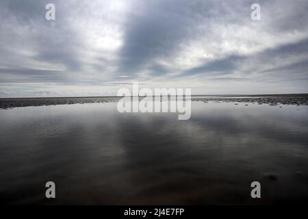 Juist, Germany. 14th Apr, 2022. Clouds move over the beach at the western end of the North Sea island. According to the forecast of the German Weather Service (DWD), the sunny weather will remain in Lower Saxony on the Easter weekend. Credit: Federico Gambarini/dpa/Alamy Live News Stock Photo