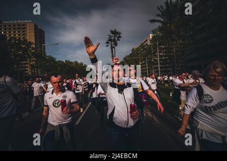 Barcelona, Spain. 14th Apr, 2022. Barcelona, . 14 April, 2022: Fans of Eintracht Frankfurt shout slogans as they march to Barcelona's Camp Nou Stadium for their Europa League Quartel Final 2nd leg against the FC Barcelona. Credit: Matthias Oesterle/Alamy Live News Stock Photo