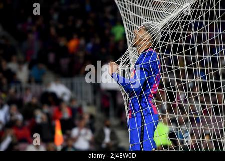 Barcelona, Spain. 14th Apr, 2022. Ronald Araujo (4) of FC Barcelona reacts during the Europa League match between FC Barcelona and Eintracht Frankfurt at Camp Nou Stadium. Credit: rosdemora/Alamy Live News Stock Photo