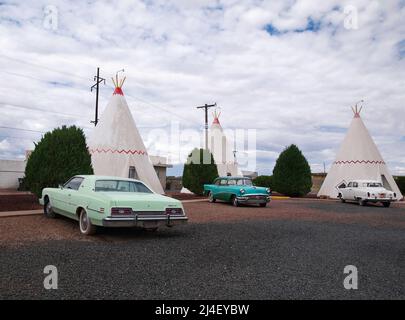 Holbrook, Arizona - A collection of vintage American automobiles, parked in front of three concrete wigwam guest rooms at the Wigwam Motel No. 6, on t Stock Photo