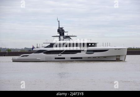 nick leslau yacht