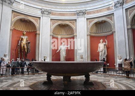 Large circular cup (labrum) with three modern feet in the Round Room of the Pio Clementino Museum of the Vatican Museum. Stock Photo