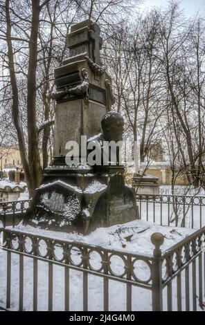 The grave of the author Fyodor Dostoyevsky in the Tikhvin Cemetery at the Alexander Nevsky Monastery in St Petersburg.  Photographed in snow during winter. Stock Photo