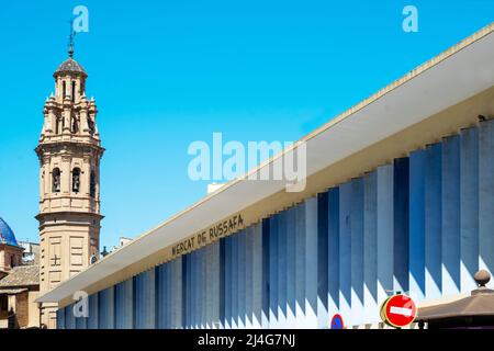 Spanien, Valencia, Mercat de Russafa mit Kirchturm der katholischen Kirche Sant Valero Stock Photo