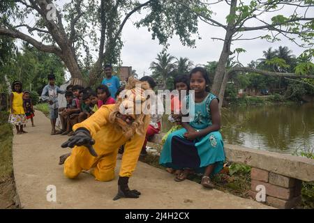 Hoogly, India. 12th Apr, 2022. A cosplayer is seen performing during Gajan festival at Hooghly. Gajan is a Hindu festival celebrated mostly in West Bengal as well as southern part of Bangladesh during the end of the month of Ã¬ChaitraÃ® of the Bengali calendar followed by another festival named Ã¬CharakÃ®. This festival is mainly worshipping Hindu Lord Shiva and Parvati before the start of the harvesting season. Gajan is actually connected to the people who are related to the agricultural community, directly or indirectly. People celebrate by performing rituals such as face painting and cosp Stock Photo