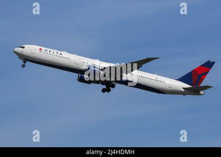 A Boeing 767 operated by Delta Air Lines departs from London Heathrow Airport Stock Photo