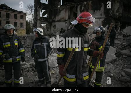 Borodyanka, near Kyiv, Ukraine - April 15, 2022: rescue teams work at the site of a damaged building in central Borodyanka Credit: Piero Cruciatti/Alamy Live News Stock Photo