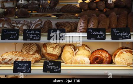 Paris, France. 15th Apr, 2022. Bread is seen at a bakery in Paris, France, April 15, 2022. France's Consumer Price Index (CPI) increased by 4.5 percent in March on an annual basis, reaching its highest since December 1985, statistics from the French National Institute of Statistics and Economics Studies (INSEE) showed on Friday. Credit: Gao Jing/Xinhua/Alamy Live News Stock Photo