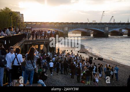 London, UK. 15th Apr, 2022. People gather at the beach during low tide of the Thames River to party and celebrate the 4-day Easter break. Credit: SOPA Images Limited/Alamy Live News Stock Photo