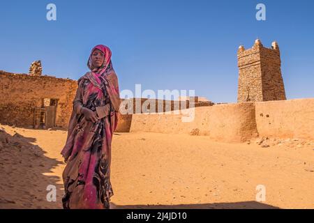 Mauritania, Chinguetti, old town, woman Stock Photo