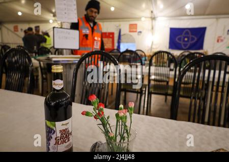 Medyka, Poland. 15th Apr, 2022. An Israeli volunteer at Medyka Border camp prepares the seder tables. Many Israelis and Ukrainian volunteers, along with Chinese, Scottish, Polish and others, celebrate a very special Passover at the Medyka Ukrainian Refugee Border Camp, an emergent humanitarian hub on the Polish side of the border between Poland and Ukraine, not far from Lviv. It was hosted by the Chinese volunteers in the 'New Federal State of China'' tent, and run by the Lev Echad, ('One Heart'' in English) staff and volunteers from Israel and elsewhere. Passover is a holiday celebrat Stock Photo