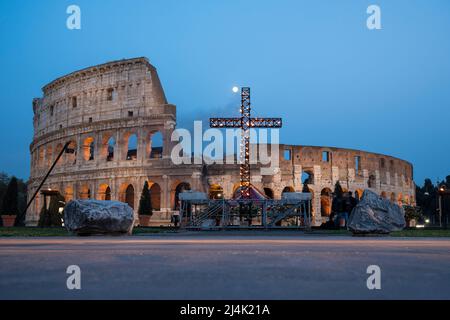 Rome, Italy. 15th Apr, 2022. View of the Colosseum during the Via Crucis. Pope Francis presides over the Via Crucis (Way of the Cross) torchlight procession at the ancient Colosseum (Colosseo) on Good Friday in Rome. Christians around the world are marking the Holy Week, commemorating the crucifixion of Jesus Christ, leading up to his resurrection on Easter. (Photo by Stefano Costantino/SOPA Images/Sipa USA) Credit: Sipa USA/Alamy Live News Stock Photo