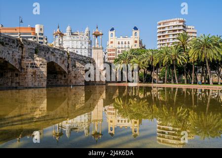 Del Mar bridge (Puente del Mar) and city skyline, Turia Garden, Valencia, Valencian Community, Spain Stock Photo