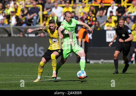 City Of Dortmund, Deutschland. 16th Apr, 2022. firo : 04/16/2022, Fuvuball, 1st Bundesliga, season 2021/2022, BVB, Borussia Dortmund - VfL Wolfsburg duels, Marco Reus, versus, Maximilian Arnold Credit: dpa/Alamy Live News Stock Photo