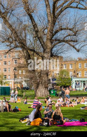 London, UK. 16th Apr, 2022. Couples, groups of friends and individuals enjoying the spring sun on Clapham Common on Easter Saturday. Credit: Guy Bell/Alamy Live News Stock Photo