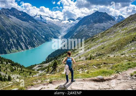 Wanderin genießt Aussicht auf Schlegeisspeicher Stock Photo