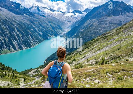 Wanderin genießt Aussicht auf Schlegeisspeicher Stock Photo