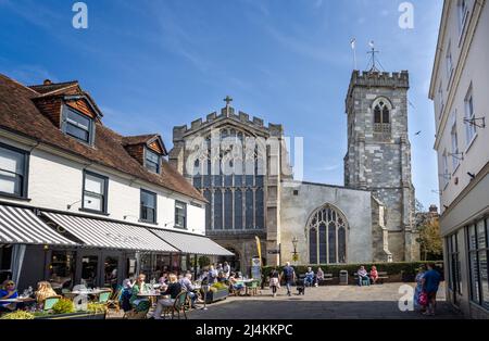 St Thomas's Church and nearby cafes in Salisbury, Wiltshire, UK on 16 April 2022 Stock Photo