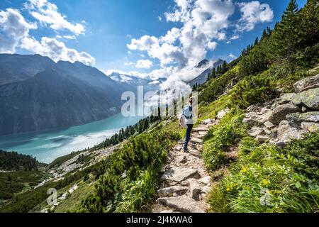 Wanderin genießt Aussicht auf Schlegeisspeicher Stock Photo