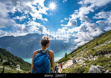 Wanderin genießt Aussicht auf Schlegeisspeicher Stock Photo