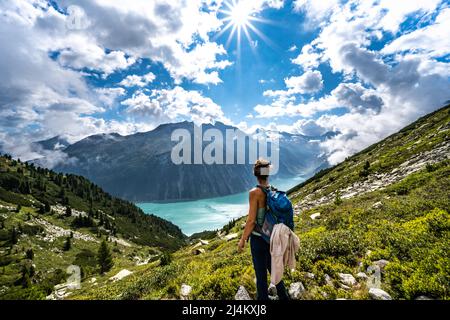 Wanderin genießt Aussicht auf Schlegeisspeicher Stock Photo