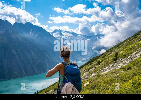 Wanderin genießt Aussicht auf Schlegeisspeicher Stock Photo