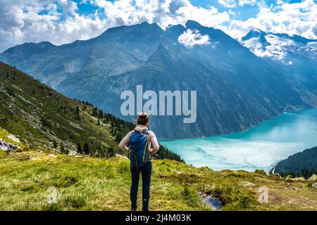 Wanderin genießt Aussicht auf Schlegeisspeicher Stock Photo