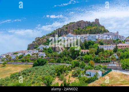 Panorama view of Spanish town Zahara de la Sierra Stock Photo - Alamy