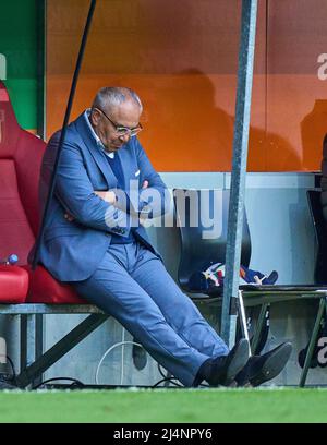 Felix Magath, Hertha headcoach, team manager,  sad in the match FC AUGSBURG - HERTHA BSC BERLIN 1.German Football League on April 16, 2022 in Augsburg, Germany  Season 2021/2022, matchday 30, 1.Bundesliga, 30.Spieltag. © Peter Schatz / Alamy Live News    - DFL REGULATIONS PROHIBIT ANY USE OF PHOTOGRAPHS as IMAGE SEQUENCES and/or QUASI-VIDEO - Stock Photo