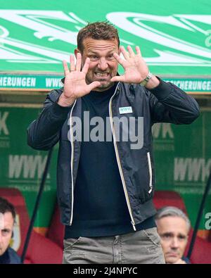 Markus Weinzierl, FCA coach,  team manager,  in the match FC AUGSBURG - HERTHA BSC BERLIN 1.German Football League on April 16, 2022 in Augsburg, Germany  Season 2021/2022, matchday 30, 1.Bundesliga, 30.Spieltag. © Peter Schatz / Alamy Live News    - DFL REGULATIONS PROHIBIT ANY USE OF PHOTOGRAPHS as IMAGE SEQUENCES and/or QUASI-VIDEO - Stock Photo