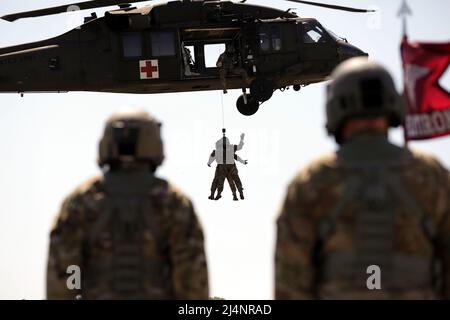 Fort Rucker, Alabama, USA. 4th Apr, 2022. Maj. Brandon Paniagua, FLATIRON Detachment former commander, 1st Battalion, 223d Aviation Regiment, is hoisted into a UH-60L Black Hawk helicopter to demonstrate his exit from FLATIRON during the change of command ceremony at Carins Airfield, Fort Rucker, Alabama, April 4, 2022. Credit: U.S. Army/ZUMA Press Wire Service/ZUMAPRESS.com/Alamy Live News Stock Photo