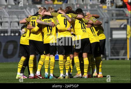 City Of Dortmund, Deutschland. 16th Apr, 2022. firo : April 16th, 2022, Fuvuball, 1st Bundesliga, season 2021/2022, BVB, Borussia Dortmund - VfL Wolfsburg 6:1 team, team circle BVB/dpa/Alamy Live News Stock Photo