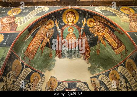 Der bemalte Innenraum der Scheunendachkirche Archangelos Michail oder Kirche des Erzengel Michael in Pedoulas, Zypern, Europa  |  The painted interior Stock Photo