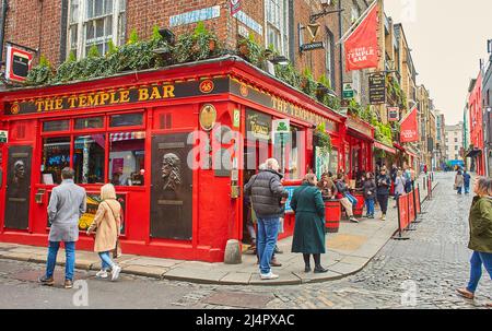 Dublin, Ireland - 04.10.2022: Temple Bar is a famous landmark in Dublin's cultural quarter visited by thousands of tourists every year. People around Stock Photo