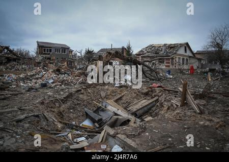 Ukraine. 16th Apr, 2022. A crater is seen amids rubbles in a residential area of Chernihiv, Ukraine damaged by shelling during the Russian invasion on April 16, 2022. Russian military forces entered Ukraine territory on Feb. 24, 2022. (Photo by Piero Cruciatti/Sipa USA) Credit: Sipa USA/Alamy Live News Stock Photo