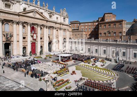 Italy, Rome, Vatican, 2022/04/16 Pope Francis presides over the Via Crucis (Way of the Cross) torchlight procession on Good Friday in front of Rome's Colosseum, in Rome.  Vatican Media / Catholic Press Photo / Hans Lucas. RESTRICTED TO EDITORIAL USE - NO MARKETING - NO ADVERTISING CAMPAIGNS. Stock Photo