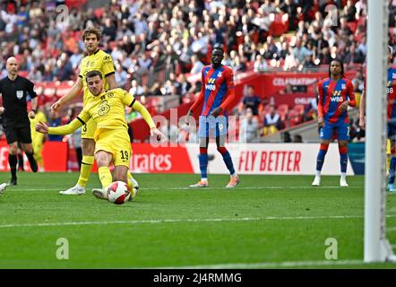 London, UK. 16th Apr, 2022. Mason Mount (Chelsea) scores the 2nd Chelsea goal during the FA Cup Semi Final match between Chelsea and Crystal Palace at Wembley Stadium on April 17th 2022 in London, England. (Photo by Garry Bowden/phcimages.com) Credit: PHC Images/Alamy Live News Stock Photo