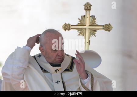 Vatican, Vatican. 17th Apr, 2022. Italy, Rome, Vatican, 2022/04/17 Pope Francis during the Easter Mass and Urbi et Orbi blessing in Saint Peter's square at the Vatican. Alessia Giuliani/Catholic Press Photo RESTRICTED TO EDITORIAL USE - NO MARKETING - NO ADVERTISING CAMPAIGNS. Credit: Independent Photo Agency/Alamy Live News Stock Photo