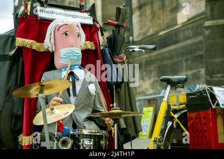 Mr Peewee,drumming,drumming puppet, Festival Fringe 6–30 August 2021. Edinburgh, capitol of Scotland, UK. Performers  musician on the street. Stock Photo