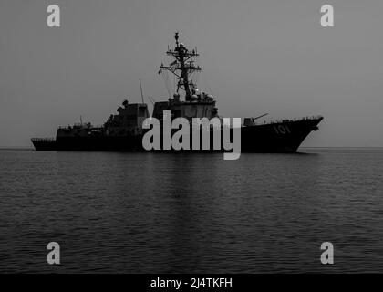 GULF OF OMAN (April 15, 2022) The guided-missile destroyer USS Gridley (DDG 101) transits the Gulf of Oman during a search and rescue drill, April 15. Gridley is deployed to the U.S. 5th Fleet area of operations to help ensure maritime security in the Middle East region. (U.S. Navy photo by Mass Communication Specialist 2nd Class Colby A. Mothershead) Stock Photo