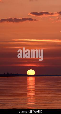 18/04/2022 Gravesend UK The beautiful weather continues over Easter Bank Holiday Monday as the day dawns in the Kent town of Gravesend. The calm water Stock Photo