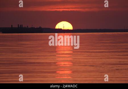 18/04/2022 Gravesend UK The beautiful weather continues over Easter Bank Holiday Monday as the day dawns in the Kent town of Gravesend. The calm water Stock Photo